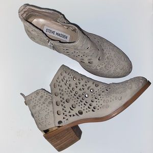 STEVE MADDEN | Mandy Gray Leather Laser Cut Booties